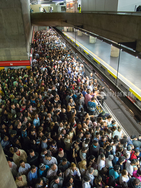 拥挤的巴西地铁站- Se站